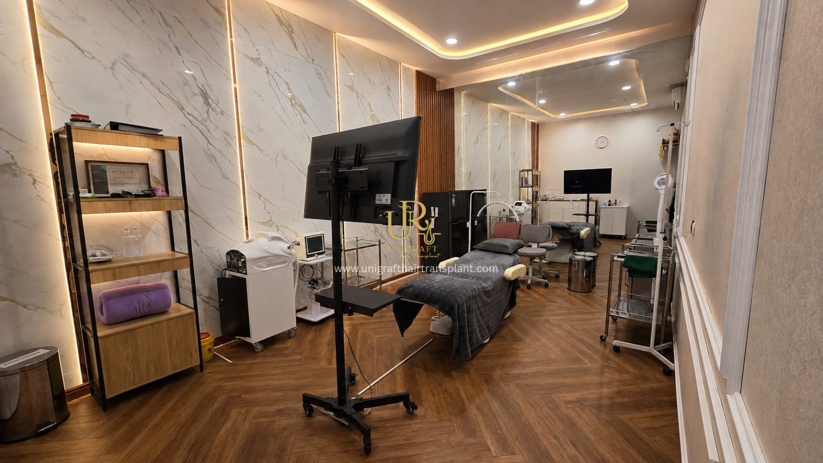 Interior klinik Unigraft di Sanur